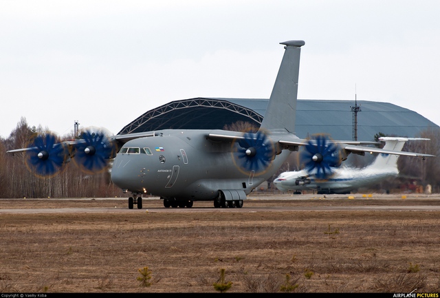 Máy bay vận tải Antonov An-70.
