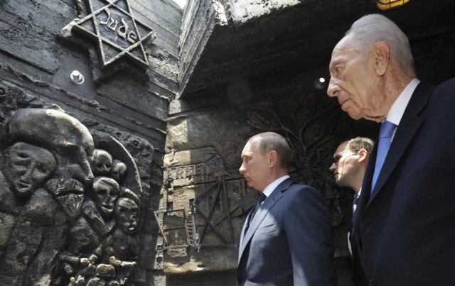 Ông Putin trong chuyến thăm Israel năm 2012. Ngoài cùng bên phải là cựu Thủ tướng Israel Shimon Peres. Ảnh: AP
