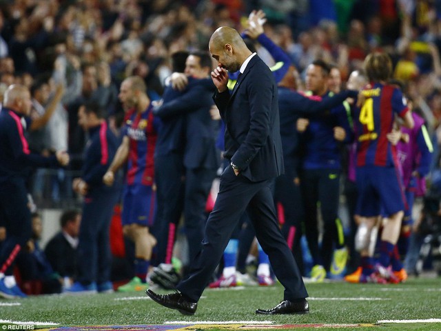 Còn Pep thì đau đớn, tủi hổ rời sân Nou Camp.