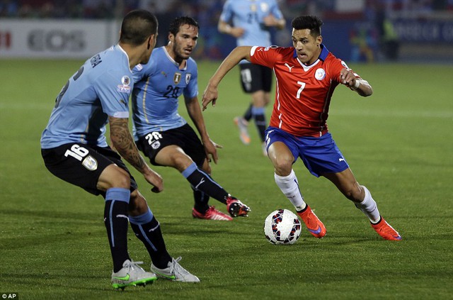 Trận đấu giữa Chile và Uruguay diễn ra quyết liệt ngay từ đầu.