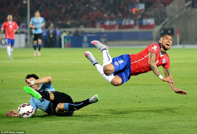 Các cầu thủ Uruguay chống đỡ vô cùng vất vả.