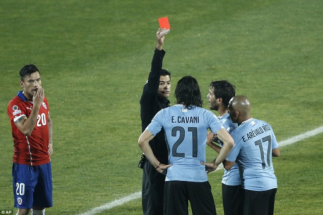 Bước ngoặt của trận đấu diễn ra ở phút 63 khi Cavani nhận thẻ đỏ.