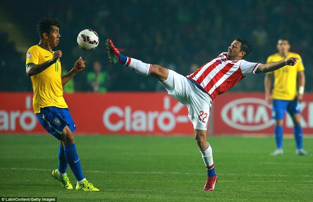 Paraguay sau bàn gỡ hòa đã chủ động chơi phòng ngự để đưa trận đấu vào loạt luân lưu 11m.