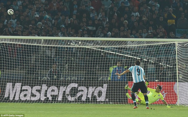 Messi sút thành công quả đầu tiên cho Argentina. Tiếc là các đồng đội của anh liên tiếp thất bại.