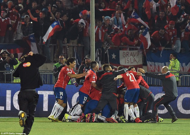 Niềm vui vô bờ của Chile, họ đã có lần đầu tiên đăng quang ở Copa America. Còn Argentina vẫn tiếp tục trắng tay sau hơn 20 chờ đợi.