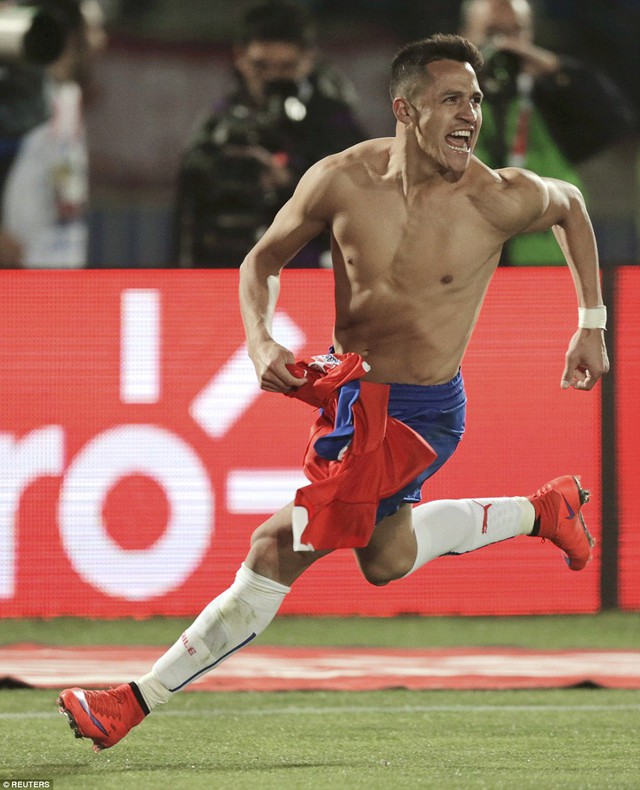Sanchez thực hiện chính xác quả đá quyết định, giúp Chile thắng 4-1 trên chấm phạt đền và lên ngôi vô địch.