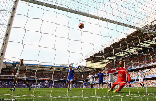 Chelsea có bàn nâng tỉ số lên 2-1 đầy may mắn sau khi cú tạt bóng của Willian đưa bóng trúng chân hậu vệ Swansea đổi hướng.