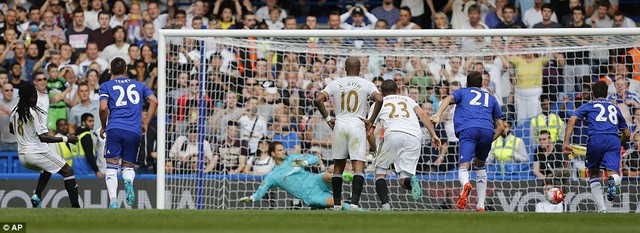 Gomis thực hiện chính xác quả penalty cân bằng tỉ số 2-2.