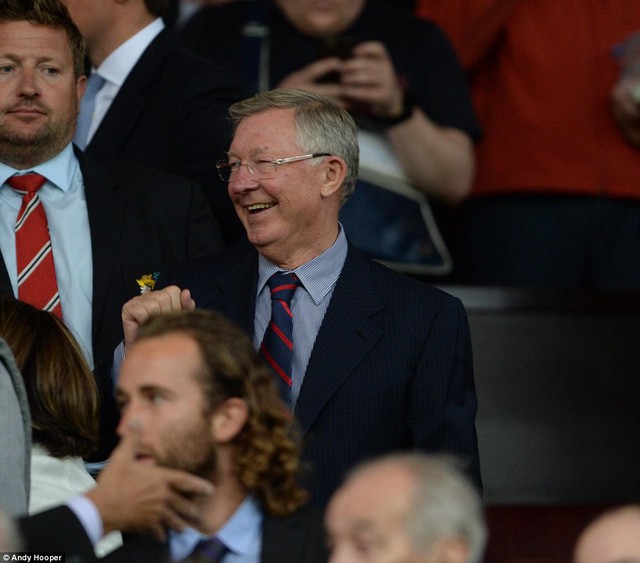 Sir Alex cười rất tươi trên khán đài Old Trafford.