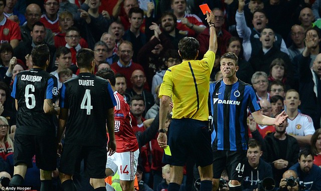 Áp lực của Man United khiến đội khách phải nhận một thẻ đỏ trong hiệp hai.
