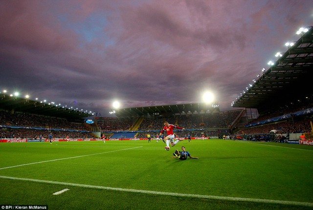 Chưa dừng lại ở đó, Rooney hoàn tất cú hat-trick ở phút 57 sau khi xỏ háng thành công thủ môn Club Brugge.