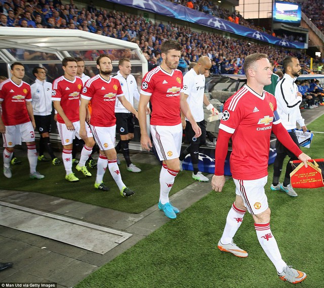 Trước trận Van Gaal đã bóng gió về chuyện đưa Fellaini đá cắm. Nhưng cuối cùng ông vẫn để Rooney chơi cao nhất trên hàng công.