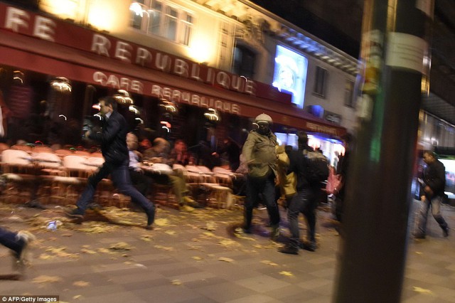 
Mọi người bỏ chạy sau khi nghe tin về các vụ nổ/xả súng ở gần quảng trường Place de la Republique, Paris. Ảnh: AFP
