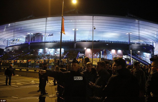 
Cảnh sát bảo vệ sân vận động Stade de France, nơi diễn ra trận giao hữu giữa đội tuyển Pháp và Đức.
