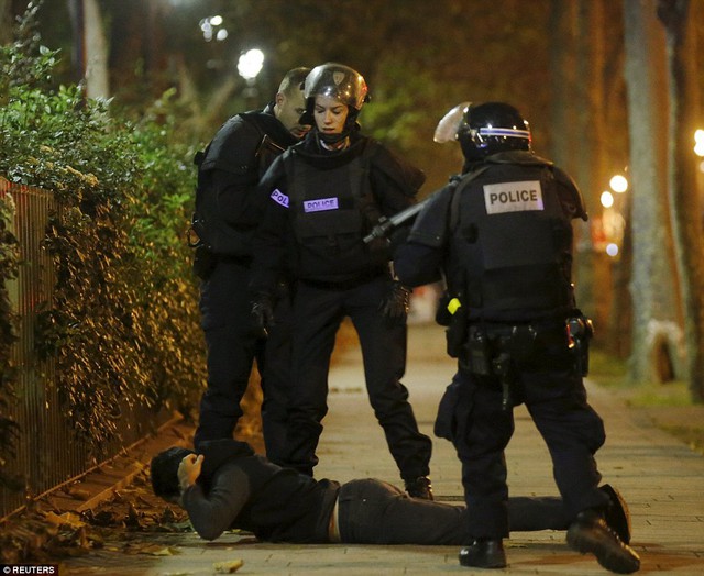 
Một người đàn ông bị cảnh sát Pháp kiểm tra ở gần nhà hát Bataclan sau khi hàng loạt vụ tấn công xảy ra.
