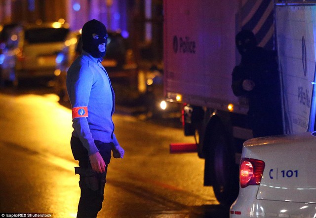 
Cảnh sát chống khủng bố của Bỉ tìm kiếm các nghi phạm ở khu vực Molenbeek, Brussels liên quan tới vụ khủng bố ở Pháp.
