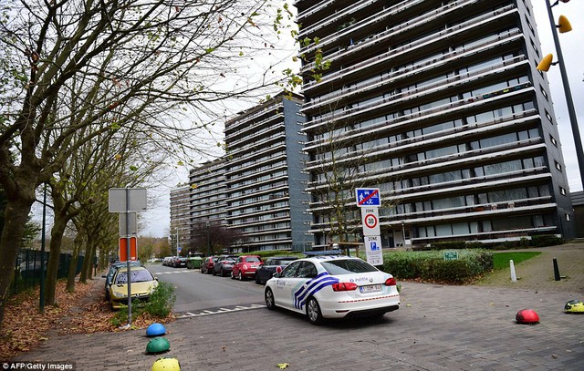 
Một xe cảnh sát tuần tra ở quận Molenbeek, Brussels sau khi cảnh sát Bỉ tiến hành tới 7 vụ bắt giữ những người tình nghi liên quan tới vụ khủng bố Paris tại khu vực này. Ảnh: AFP
