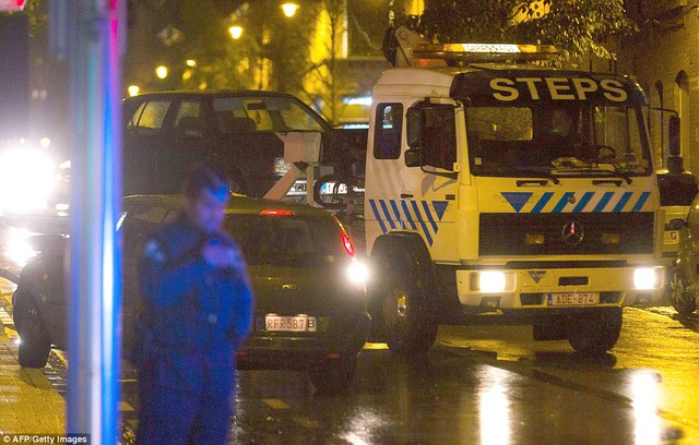 
Một chiếc ô tô được cảnh sát Bỉ kéo đi ở Quận Molenbeek của Brussels đêm 14/11 (giờ địa phương). Ảnh: AFP

