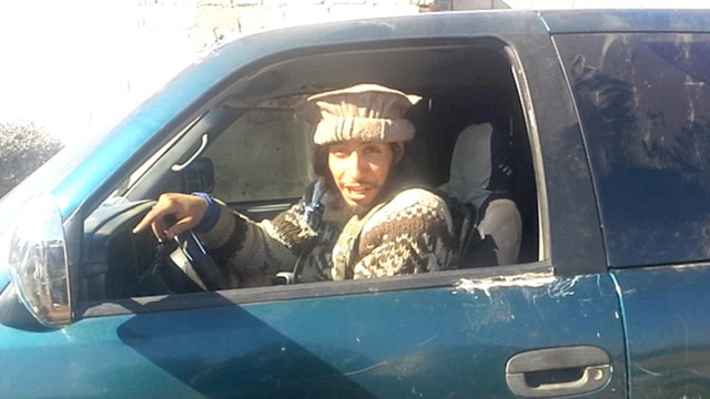
Abaaoud cười nói trong đoạn video. Tên này chính là người lái xe kéo lê xác các nạn nhân (ảnh cắt từ clip)
