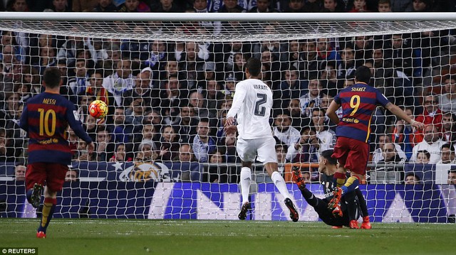 
Khi El Pulga chưa kịp để lại dấu ấn thì Suarez đã ghi bàn thứ 4 cho Barca.
