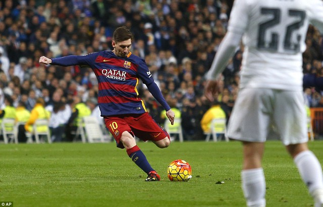 Đến lúc này, HLV Enrique mới tung Messi vào sân.