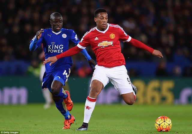 Anthony Martial vất vả xoay sở giữa vòng vây cầu thủ Leicester.