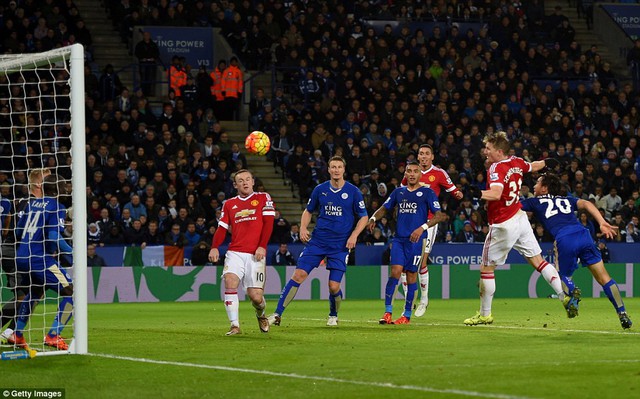 Man United vùng lên mạnh mẽ. Ngay trước khi hiệp một kết thúc, Schweinsteiger ghi bàn gỡ hòa 1-1.