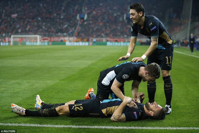 Thắng chung cuộc 3-0, Arsenal hùng dũng bước qua vòng bảng.