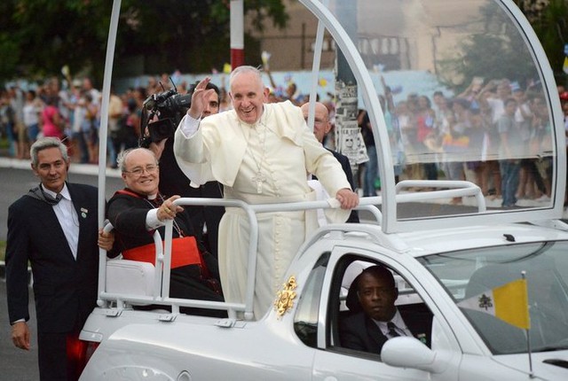 
Giáo hoàng Francis kêu gọi Mỹ và Cuba tiếp tục hòa giải trong chuyến thăm đầu tiên đến Havana - Ảnh: Reuters
