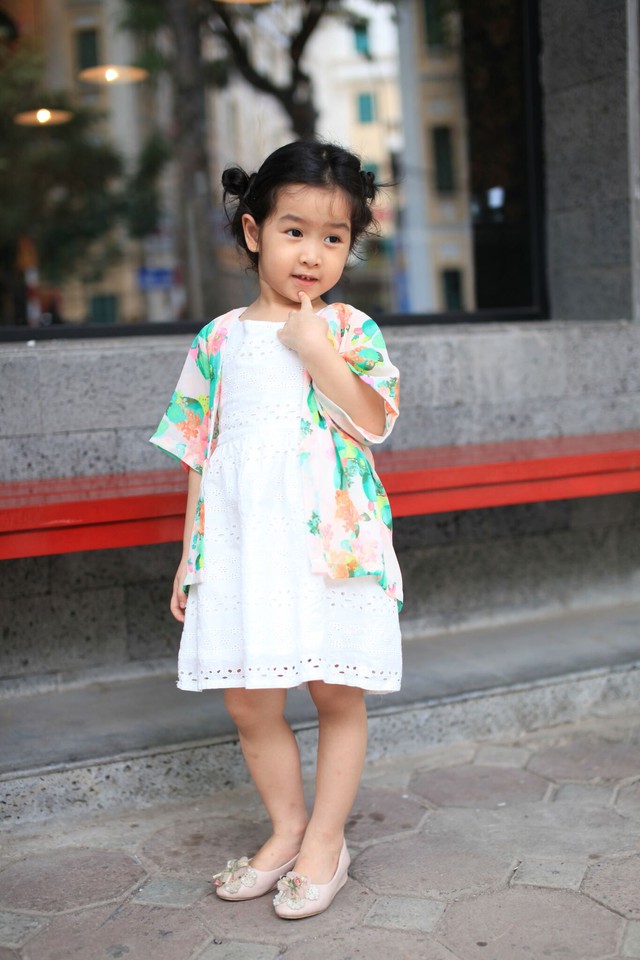 Cô gái nhỏ của Hồ Hoài Anh sở hữu gu thời trang sành điệu và nữ tính chẳng khác gì mẹ.