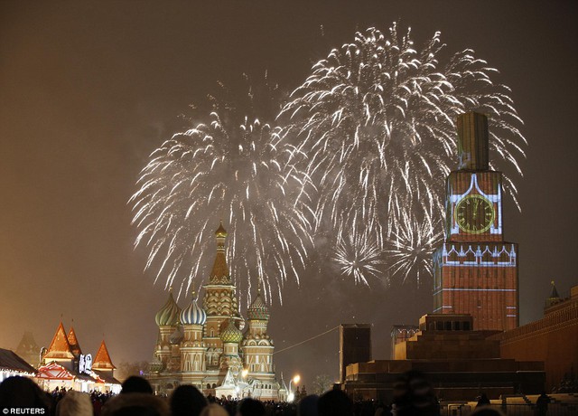 Pháo hoa trên nhà thờ St. Basils và tháp Spasskaya (Kremlin) tại Quảng trường Đỏ ở thủ đô Moscow.