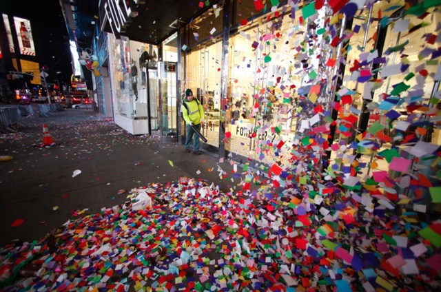 Máy thổi lá cây được sử dụng dọn giấy màu trên quảng trưởng Thời đại sau lễ chào đón năm mới 2015 ở New York, Mỹ.