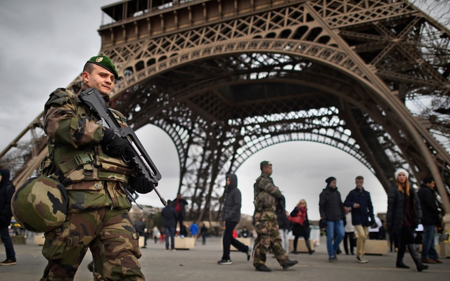 Binh lính Pháp tuần tra quanh tháp Eiffel ở thủ đô Paris.