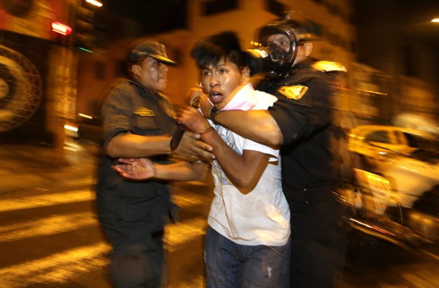 Cảnh sát bắt giữ một sinh viên tham gia biểu tình ở Lima, Peru.