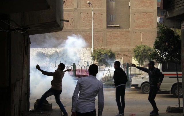 Người biểu tình ủng hộ Tổng thống Ai Cập bị phế truất Mohamed Morsi đụng độ với cảnh sát chống bạo động ở Al Matarya, thủ đô Cairo.