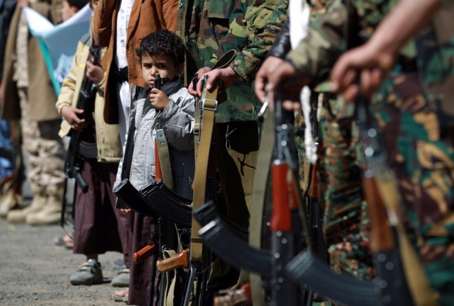 Trẻ em cầm súng trường đứng trong hàng ngũ của phong trào hồi giáo Houthi ủng hộ phe ly khai ở Sanaa, Yemen.