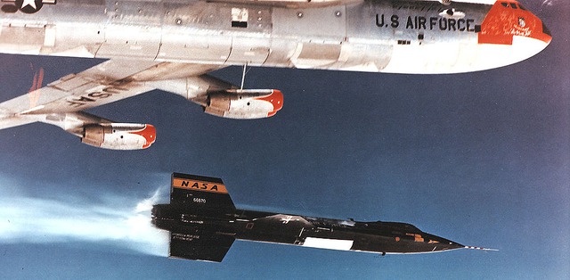Điều thú vị là trong chương trình thử nghiệm, X-15 đã 13 lần leo tới độ cao 80 km, với 8 phi công khác nhau.