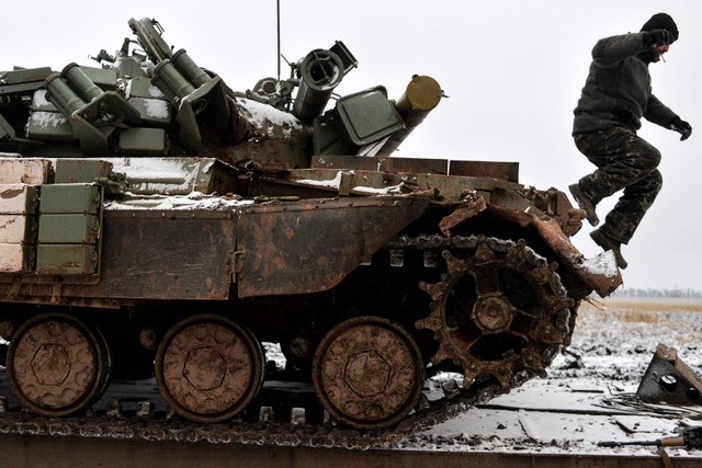 Binh sĩ nhảy khỏi chiếc xe tăng bị phá hủy tại thị trấn Debaltseve, miền đông Ukraine.