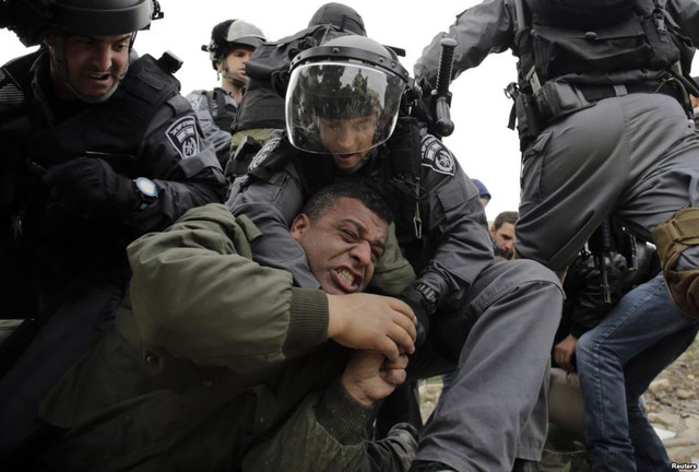 Cảnh sát biên giới Israel bắt giữ một người biểu tình Palestine tại khu định cư của người Do Thái ở thị trấn Abu Dis, Bờ Tây.