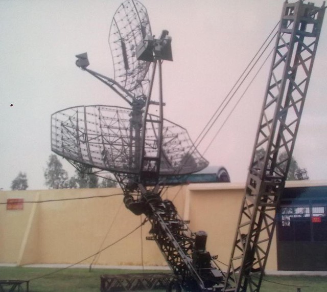 Radar Kasta-2E2 của Việt Nam: “Vợt” gần đang được triển khai trên tháp cao 50 m, “vợt” xa cao 14 m đặt trên xe . Ảnh: Quân đội nhân dân