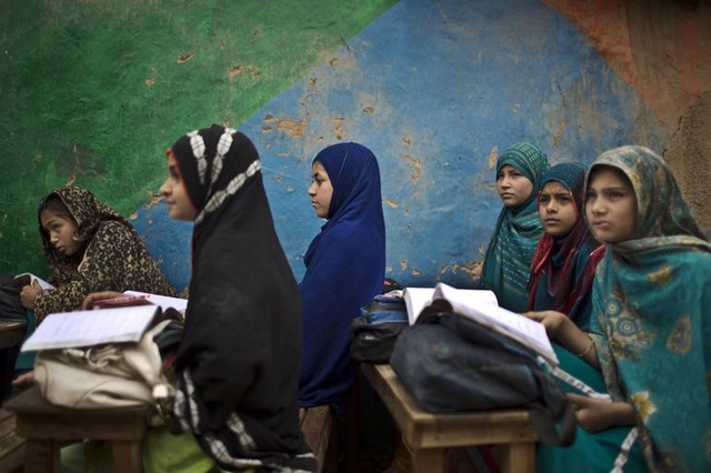 Các nữ sinh tị nạn người Afghanistan tham dự một lớp học tạm thời ở ngoại ô thành phố Islamabad, Pakistan.