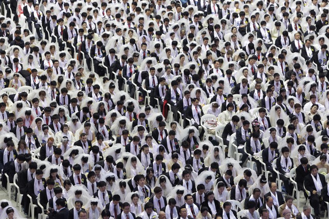 Khoảng 3.800 cặp đôi đến từ hơn 50 quốc gia khác nhau tham dự một lễ cưới tập thể tại Gapyeong-gun, Hàn Quốc.
