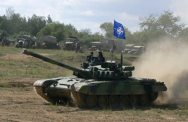 Về mặt giáp bảo vệ, xe tăng T-72M4 được trang bị giáp phức hợp và giáp phản ứng nổ DYNA do ba Lan phát triển cho khả năng kháng chịu đạn chống tăng nổ mạnh HEAT, đạn xuyên có guốc giảm cỡ nòng ổn định cánh đuôi (APFSDS), đạn nổ nén (HESH).