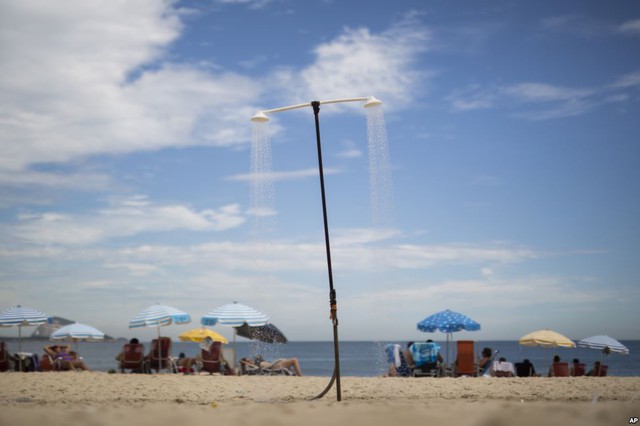 Vòi tắm hoa sen được lắp đặt trên bãi biển Leblon ở Rio de Janeiro, Brazil, để phục vụ du khách tắm biển.