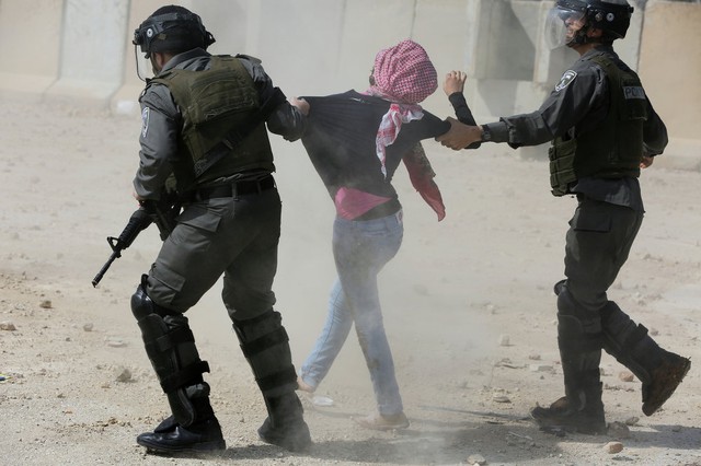 Cảnh sát biên giới Israel bắt giữ một người biểu tình Palestine trong cuộc đụng độ ở Ramallah, Bờ Tây.