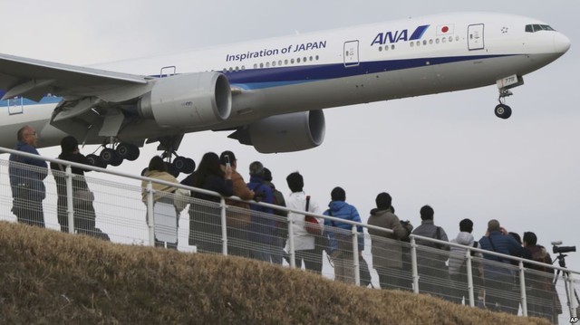 Mọi người ngắm cận cảnh chiếc máy bay của hãng hàng không All Nippon Airways hạ cánh xuống sân bay quốc tế Narita ở phía đông thủ đô Tokyo, Nhật Bản.