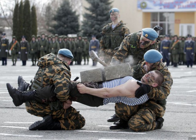 Lính dù Nga biểu diễn tai một sự kiện quân sự ở thành phố Stavropol, Crimea.