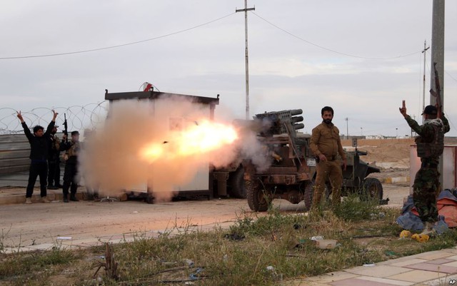 Thành viên của lực lượng vũ trang Hồi giáo dòng Shiite phóng rocket nhằm vào phiến quân Nhà nước Hồi giáo (IS) ở Tikrit, Iraq.