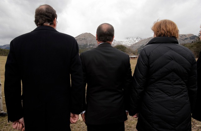 Thủ tướng Tây Ban Nha Mariano Rajoy, Tổng thống Pháp Francois Hollane và Thủ tướng Đức Angela Merkel tưởng niệm các nạn nhân trong vụ máy bay của hãng hàng không Germanwings rơi tại núi Alps ở Le Vernet, Pháp.
