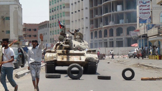 Quân đội trung thành với Tổng thống Yemen Abed Rabbo Mansour Hadi tuần tra trên đường phố ở Aden.
